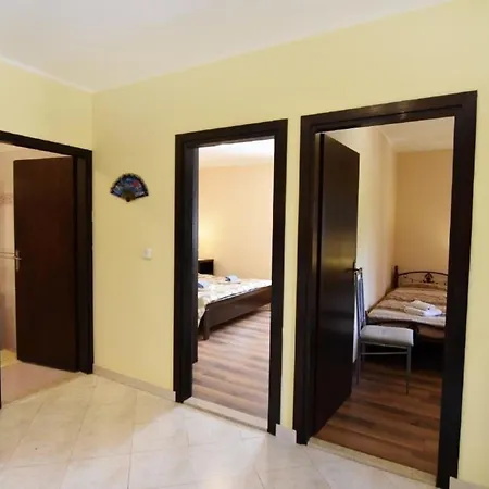 Apartment In Duba Mit Garten, Terrasse Und Grill *