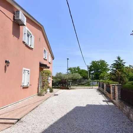 Apartment In Duba Mit Garten, Terrasse Und Grill *