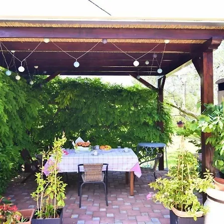 In Duba Mit Garten, Terrasse Und Grill Apartment