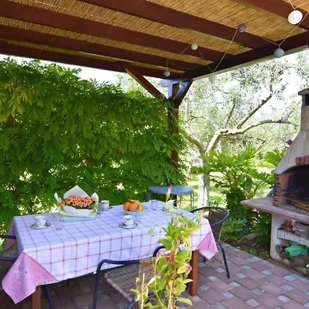 In Duba Mit Garten, Terrasse Und Grill Apartment