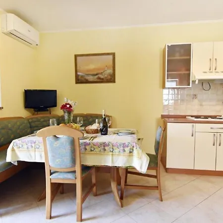 In Duba Mit Garten, Terrasse Und Grill Umag