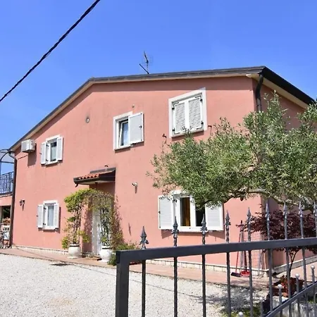 Apartmán In Duba Mit Garten, Terrasse Und Grill